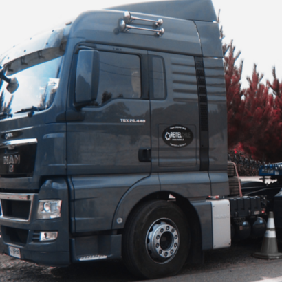 Camión pluma en obra