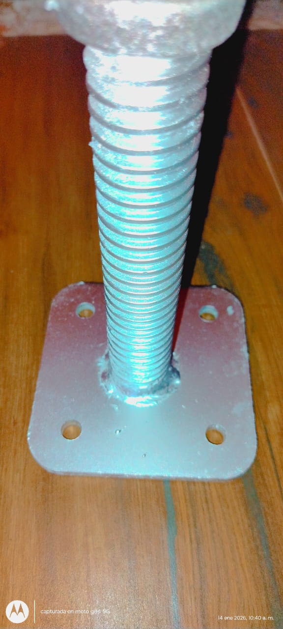 Pata niveladora instalada en andamio