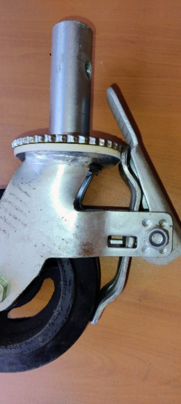 Detalle freno rueda andamio