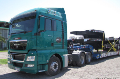 Camión plano transporte de andamios