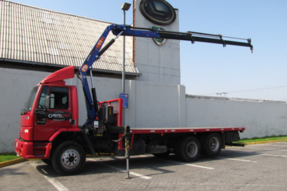 Camión pluma en obra